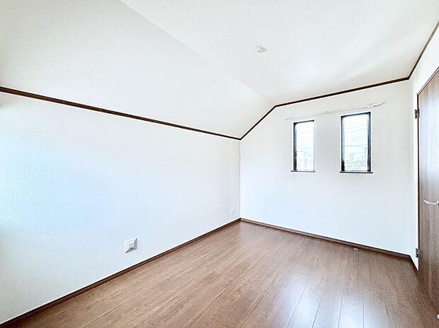 開放感のある勾配天井が素敵な洋室。