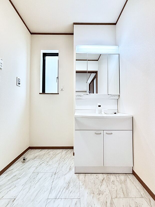 大きく見やすい三面鏡で清潔感ある洗面台は、身だしなみチェックや肌のお手入れにおすすめです。 