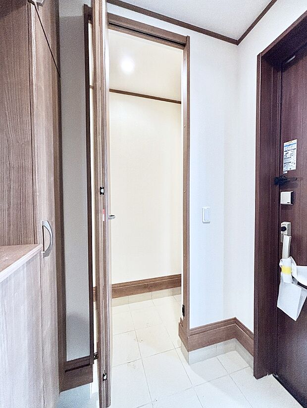 シューズインクローク付き！雨具やベビーカーも置けます。 