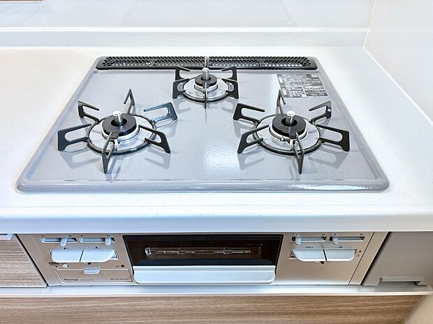 ガスコンロはＳｉセンサー搭載。火力調節や焦げ付き・消し忘れも防いでくれます。