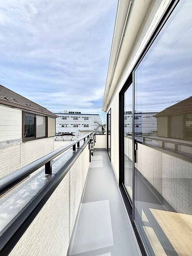 南向きのバルコニー！ご家族の洗濯物はもちろん、お布団もたっぷり干せます！