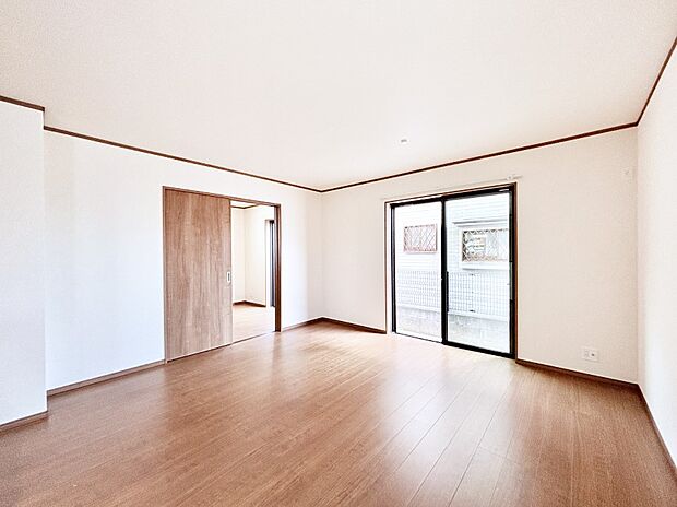 日当たりの良いリビング。お気に入りのグリーンを飾れば更に心地よさがアップ！