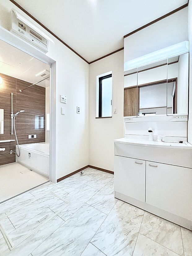 小窓がついているので湿気の多い場所でも換気が十分行えます。毎日の身支度を気持ち良く！