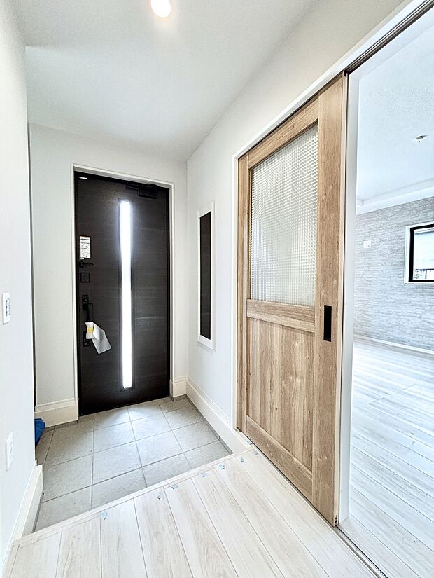 明るい玄関はお客様をお出迎えするのにぴったりです!