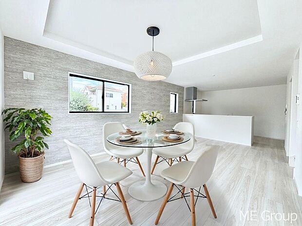 ご家族の賑やかな話し声で包まれる明るいリビング ※家具はCGです