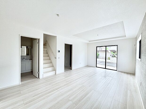 明るい陽光が注ぎ、寛ぎの雰囲気に満たされるリビング・ダイニング。