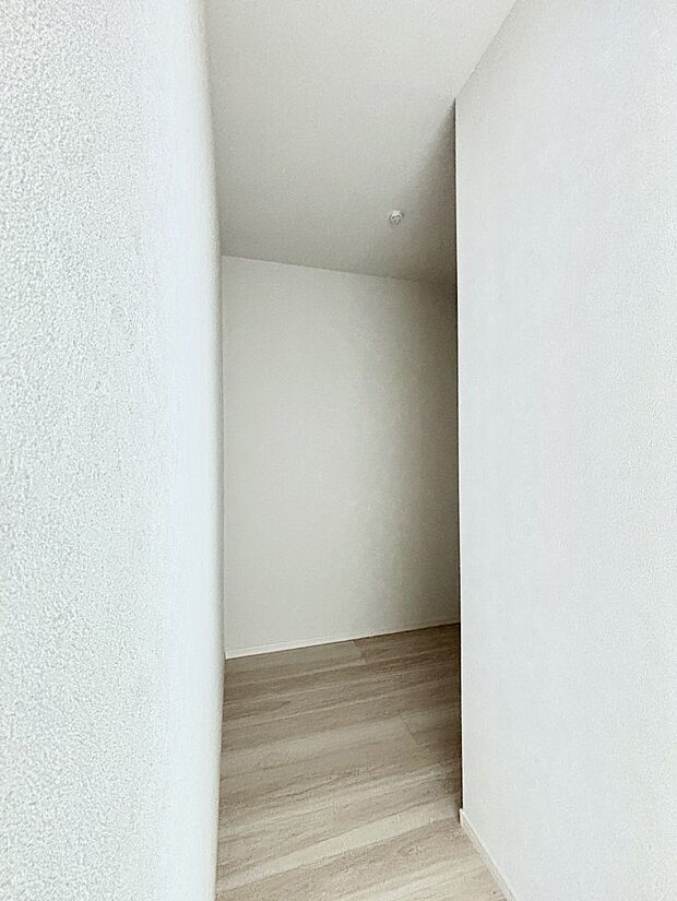 ウォークインクローゼット付きで生活空間を広く利用できます。