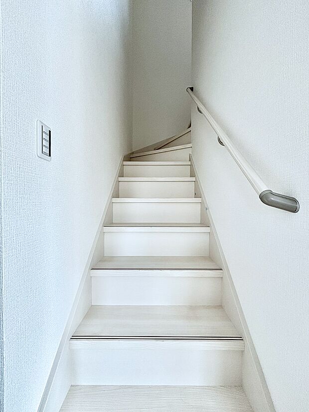 安全性を考慮し階段には手すりを設置しています