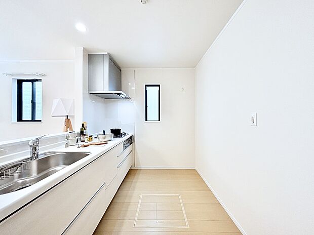 爽やかな風が通り抜けるキッチン。窓があるので明るく換気にも役立ちます。