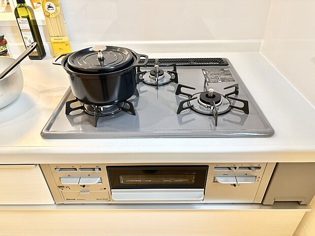 ガスコンロはＳｉセンサー搭載。火力調節や焦げ付き・消し忘れも防いでくれます。