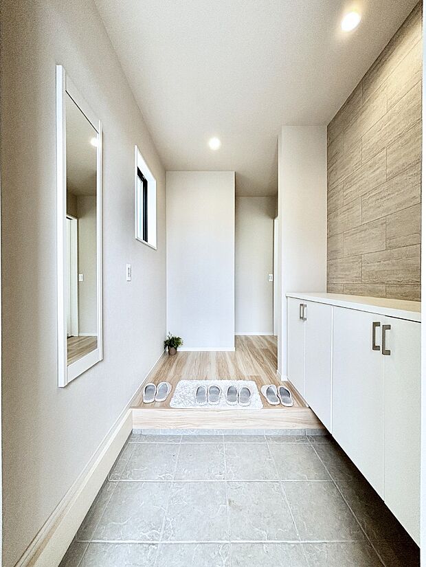 明るい玄関はお客様をお出迎えするのにぴったりです！ 