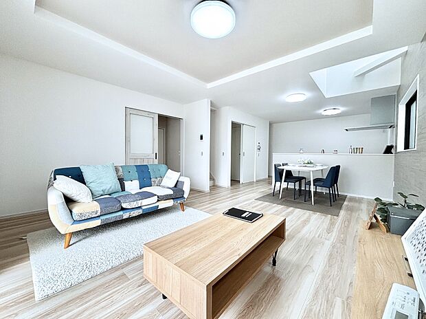 折上天井は立体的な奥行きがあるので、天井が広く見えて開放的な空間を演出できます。  