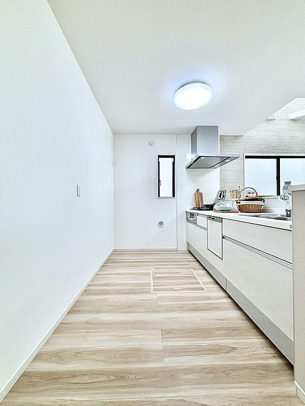 爽やかな風が通り抜けるキッチン。窓があるので明るく換気にも役立ちます。