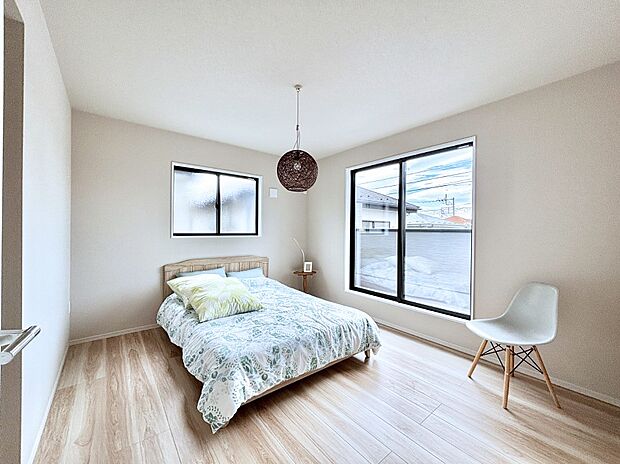 明るいバルコニーサイドに洋室を設置。目覚めの良い寝室に。 