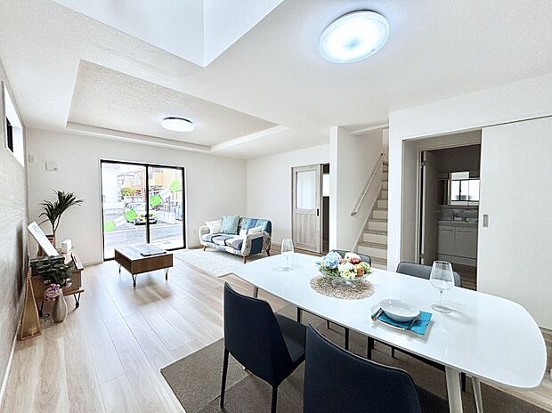 家族の笑顔が自然と生まれてくる、そんな雰囲気のダイニングに仕上がっています