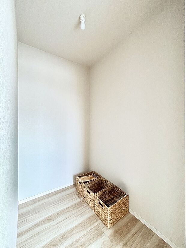 ウォークインクローゼット付きで生活空間を広く利用できます。