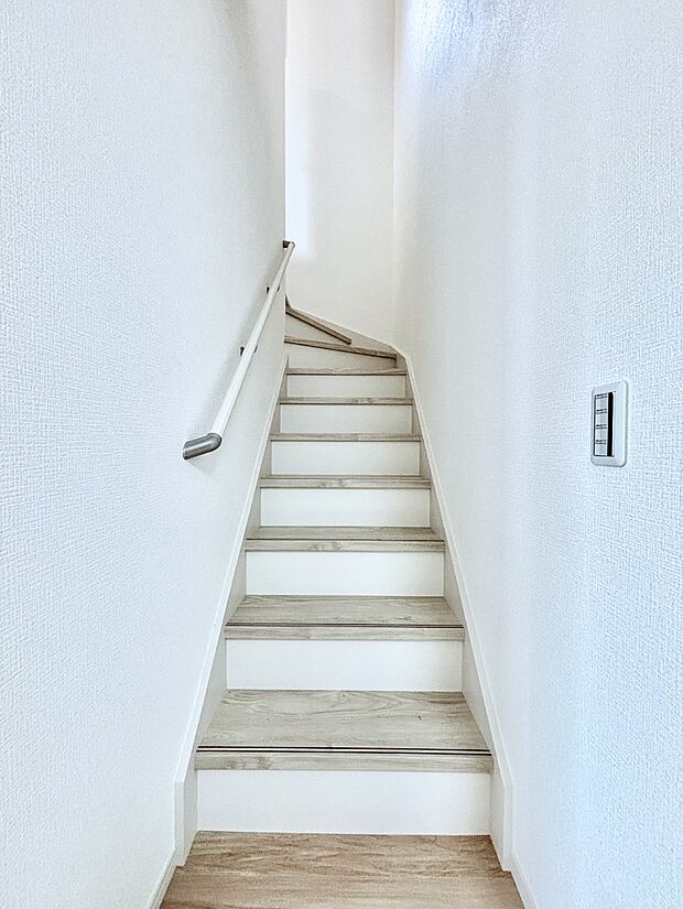 階段は手すり付きなので小さなお子さまやご高齢の方も安心です  