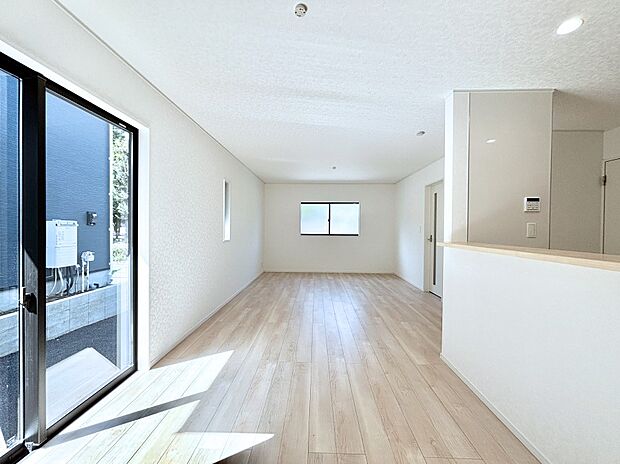 明るい陽光が注ぎ、寛ぎの雰囲気に満たされるリビング・ダイニング。 