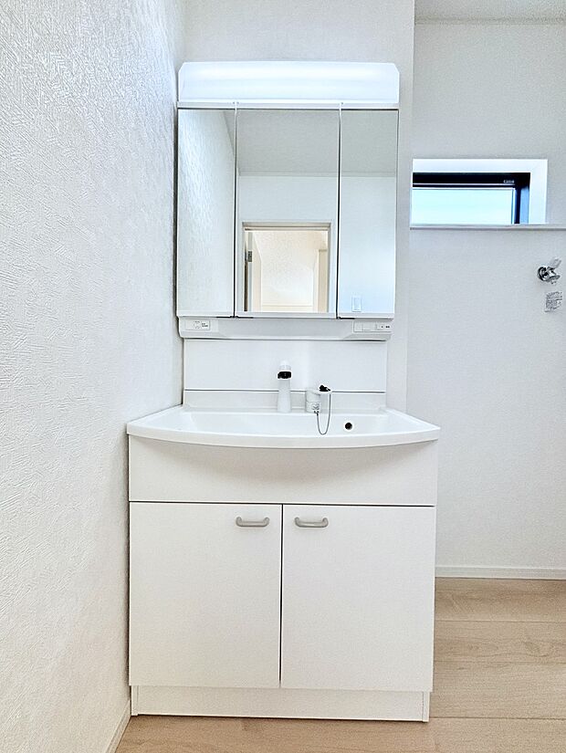 大きく見やすい三面鏡で清潔感ある洗面台は、身だしなみチェックや肌のお手入れにおすすめです。 