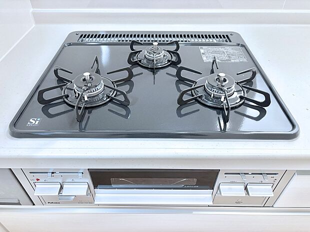 ガスコンロはＳｉセンサー搭載。火力調節や焦げ付き・消し忘れも防いでくれます。