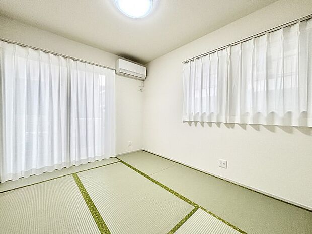 リビングと隣り合っている和室。ほっと一息できる和の空間も忘れずに。