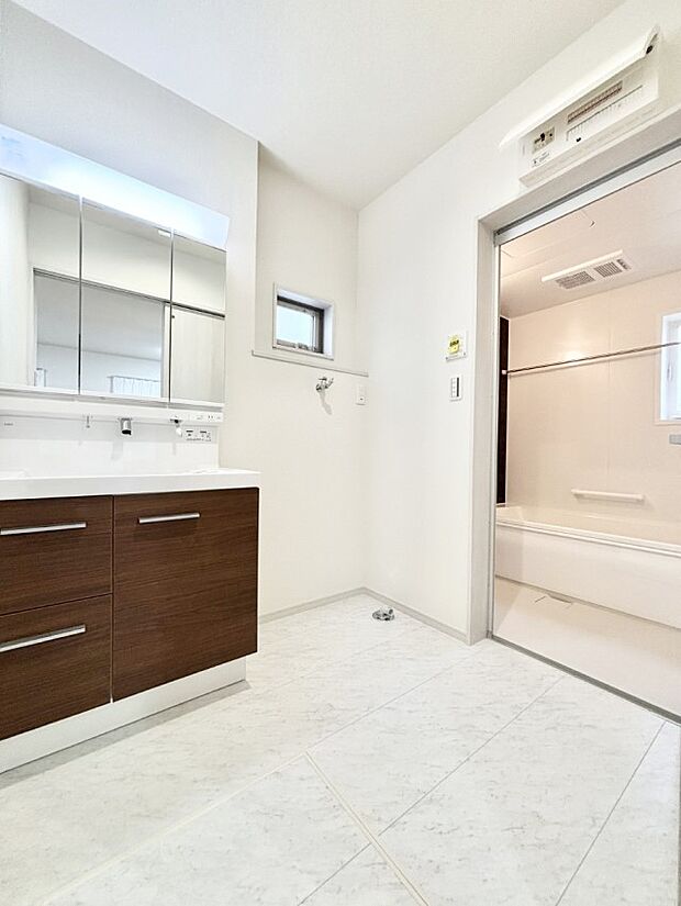 身支度もスムーズにおこなえる脱衣場         