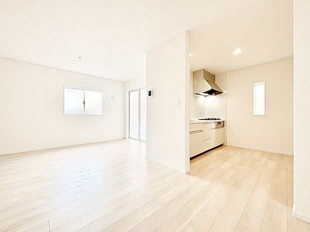 明るい陽光が注ぎ、寛ぎの雰囲気に満たされるリビング・ダイニング。 