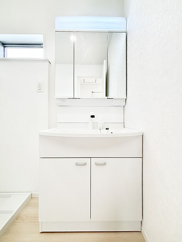 大きく見やすい三面鏡で清潔感ある洗面台は、身だしなみチェックや肌のお手入れにおすすめです。 