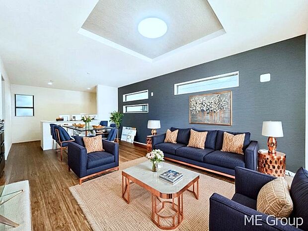 アクセントクロスがお洒落なリビング。家族でのんびりくつろげる広々スペース。 ※家具はCGです