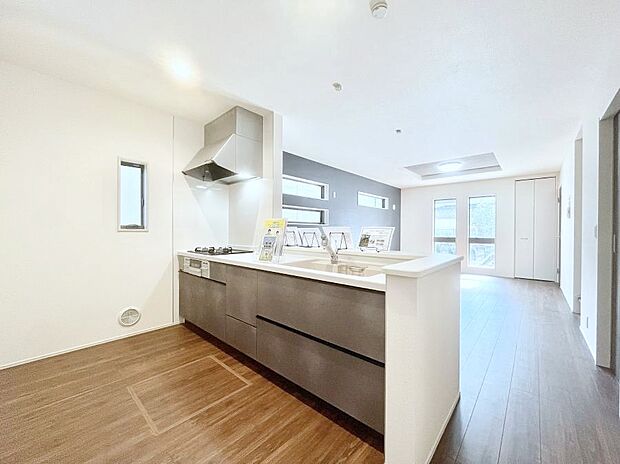 カウンター越しに楽しいおしゃべり。いつものお料理がもっと美味しくなりそうですね。