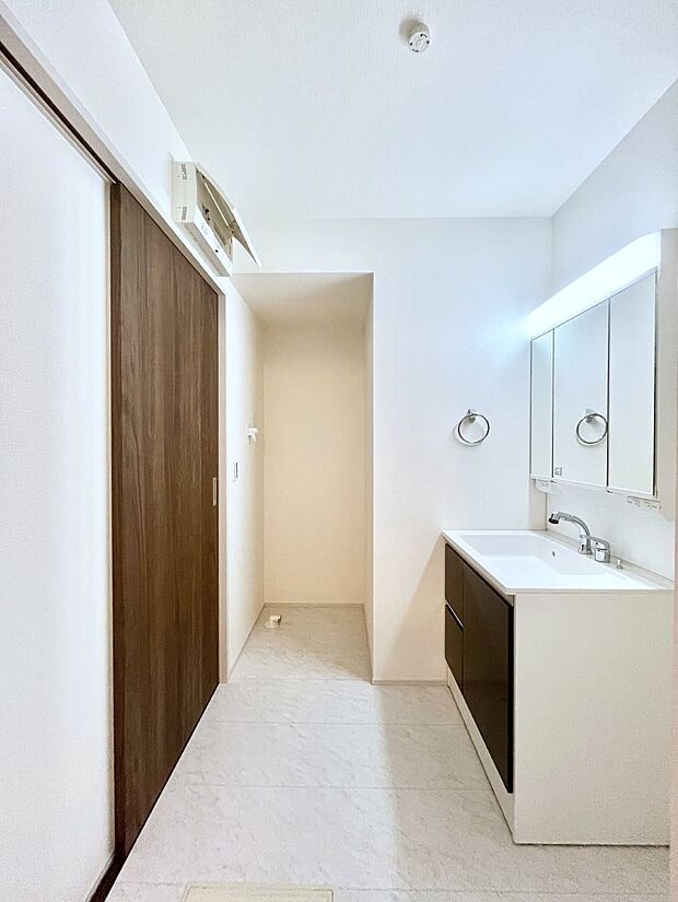 リネンスペースにはタオルやバスローブ、パジャマなどたっぷりしまえて洗面周りスッキリ!