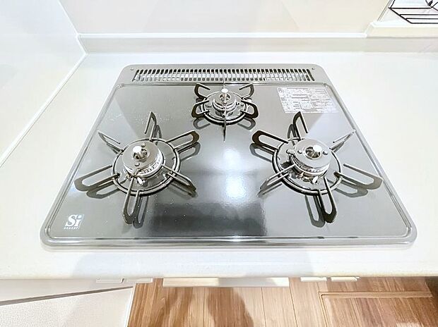 ガスコンロはSiセンサー搭載。火力調節や焦げ付き・消し忘れも防いでくれます。