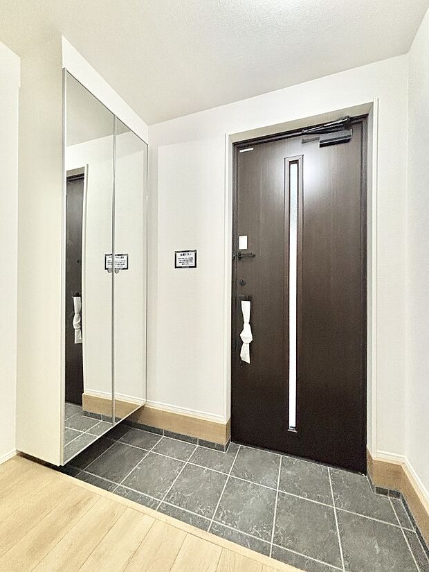 ミラー付きシューズボックスはお出かけ前の身だしなみチェックに便利