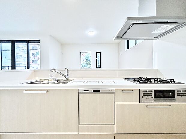 リビングを見渡せる人気のカウンターキッチン。 家族を見守りながら家事をすることができます。