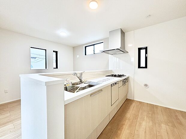 爽やかな風が通り抜けるキッチン。窓があるので明るく換気にも役立ちます。