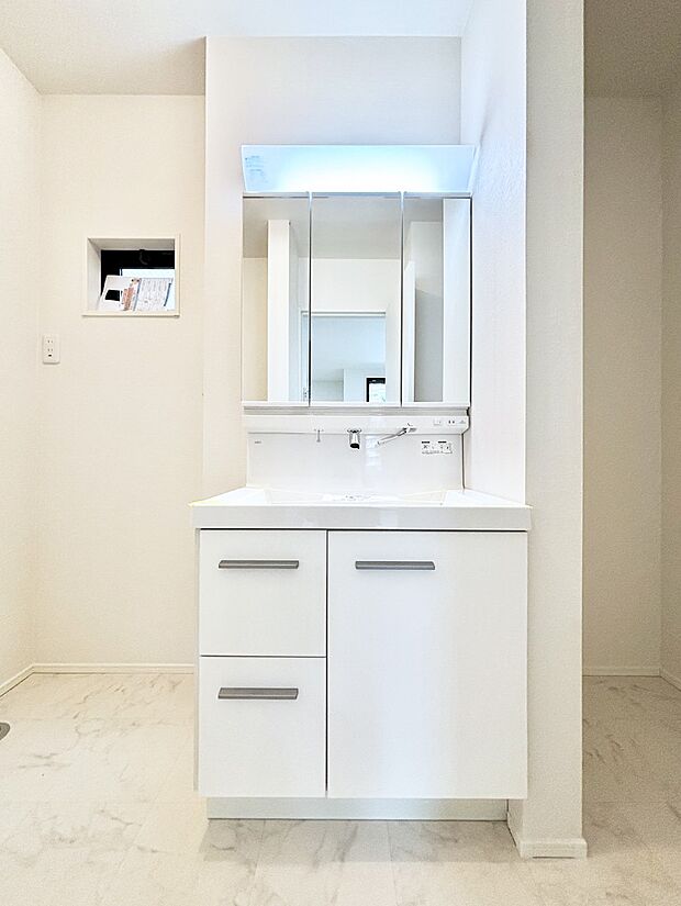 大きく見やすい三面鏡で清潔感ある洗面台は、身だしなみチェックや肌のお手入れにおすすめです。