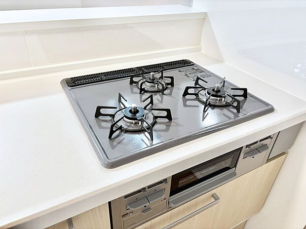 ガスコンロはSiセンサー搭載。火力調節や焦げ付き・消し忘れも防いでくれます。