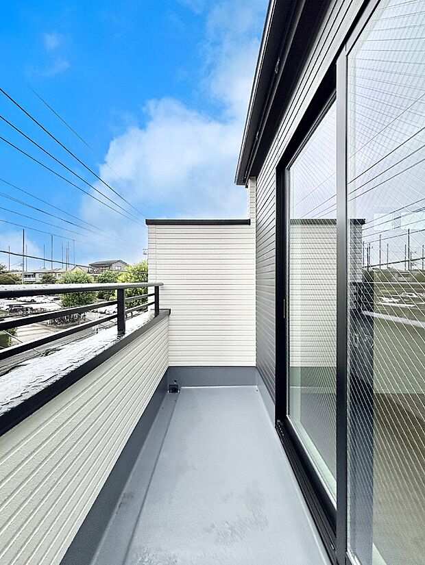 バルコニーはうれしい2ヶ所付き。お洗濯物やお布団をたっぷり干せます。