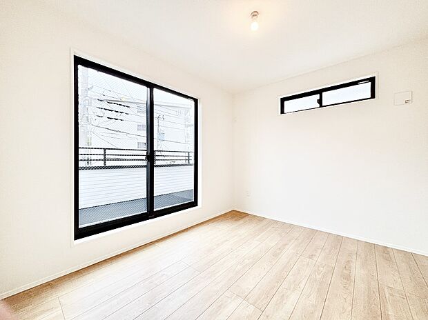 明るいバルコニーサイドに洋室を設置。目覚めの良い寝室に。