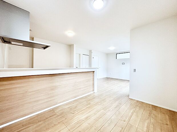 ナチュラルテイストの優しく柔らかい色使いのフローリングが素敵なリビングですね。