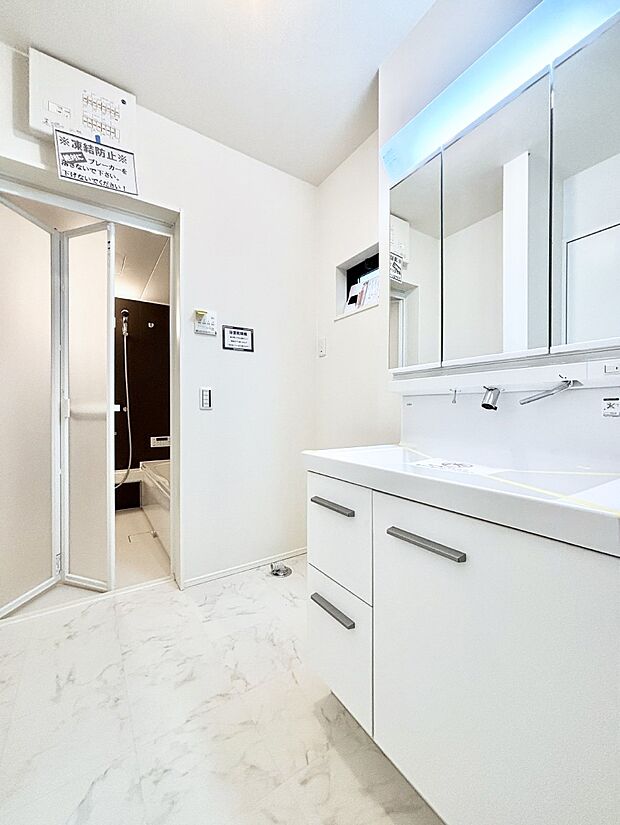 小窓がついているので湿気の多い場所でも換気が十分行えます。毎日の身支度を気持ち良く!