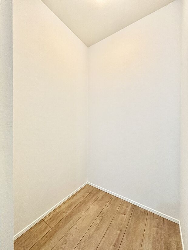 ウォークインクローゼット付きで生活空間を広く利用できます。