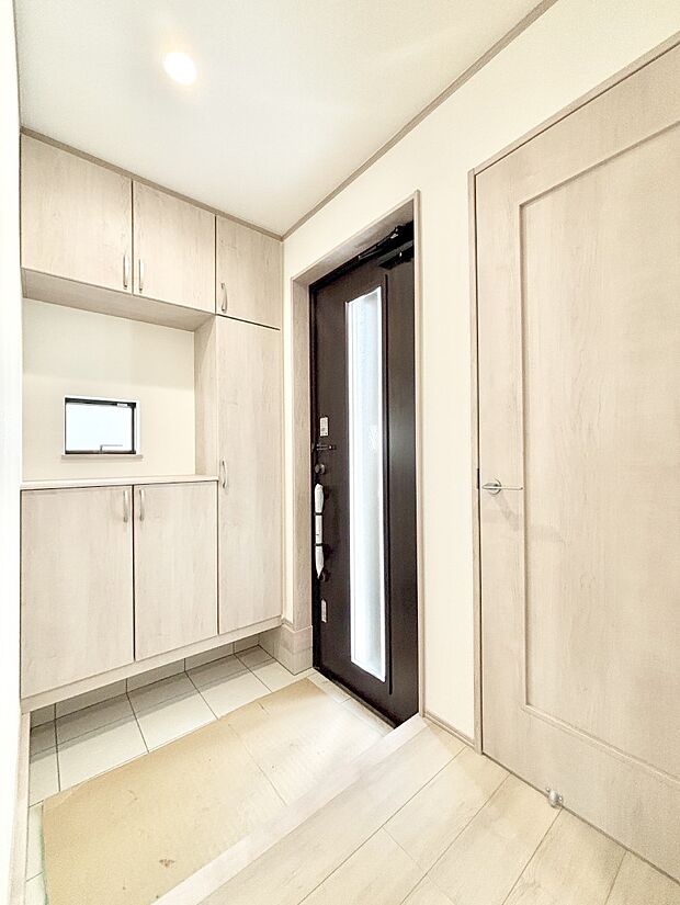 明るい玄関はお客様をお出迎えするのにぴったりです！ 