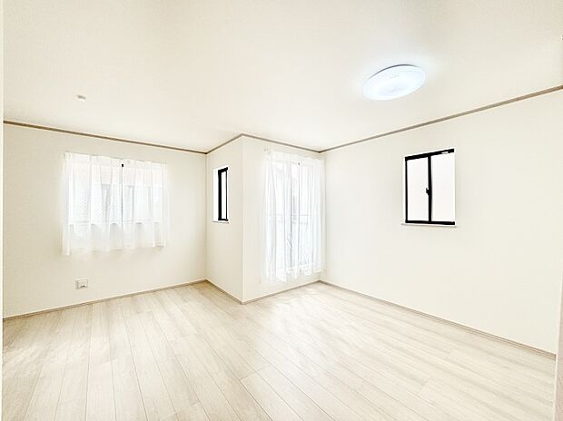 日当たりのいいリビングでゆったりとしたティータイムを! お気に入りのグリーンを飾れば更に心地よさがアップ!