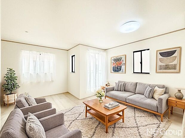 ご家族の賑やかな話し声で包まれる明るいリビング  ※家具はCGです