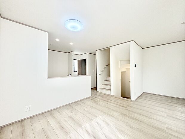 明るい陽光が注ぎ、寛ぎの雰囲気に満たされるリビング・ダイニング。 