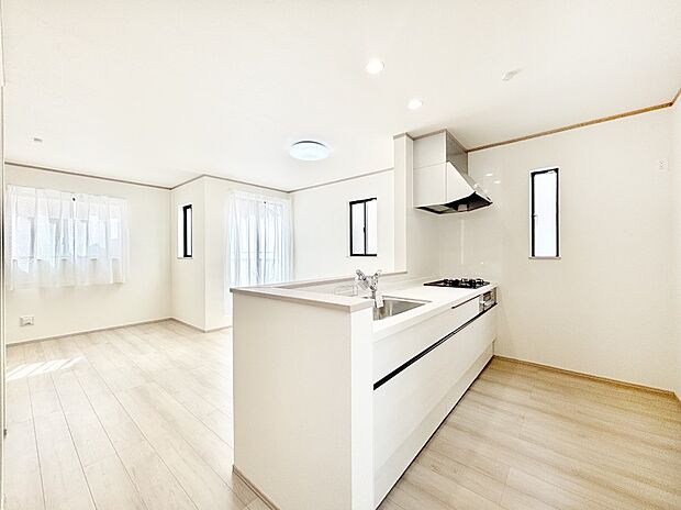 爽やかな風が通り抜けるキッチン。窓があるので明るく換気にも役立ちます。