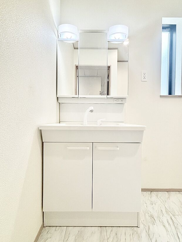 明るい洗面所は毎朝の身支度も楽しくできちゃいそうです。