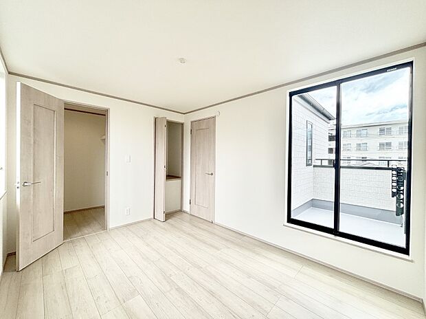 明るいバルコニーサイドに洋室を設置。目覚めの良い寝室に。 