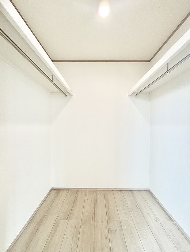 ウォークインクローゼット付きで生活空間を広く利用できます。